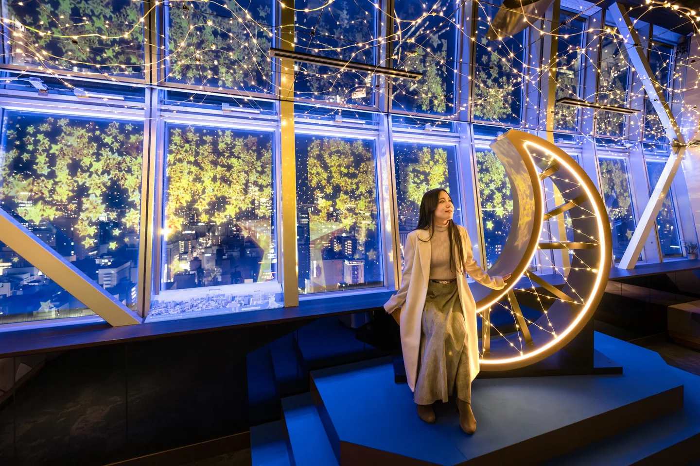 90m屋内展望台「スカイデッキ」Lunar Glow Bench